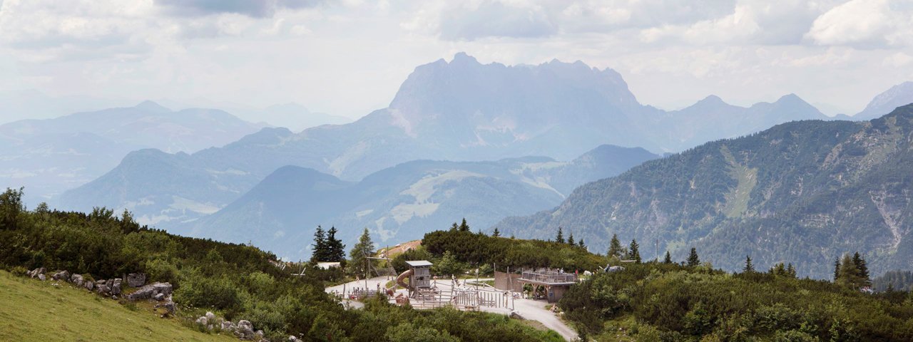 Triassic Park vor der Kulisse des Wilden Kaisers, © Tirol Werbung/Frank Bauer